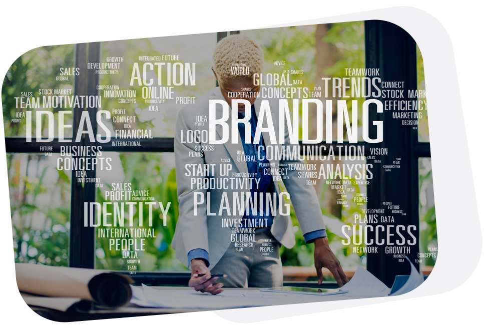 Eine Person beugt sich über Pläne, umgeben von Text zu Branding, Ideen, Planung und Erfolg.